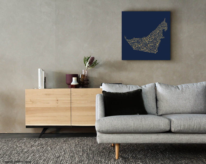 اللوحة الفنية لخريطة الإمارات معروضة على جدار غرفة معيشة عصرية