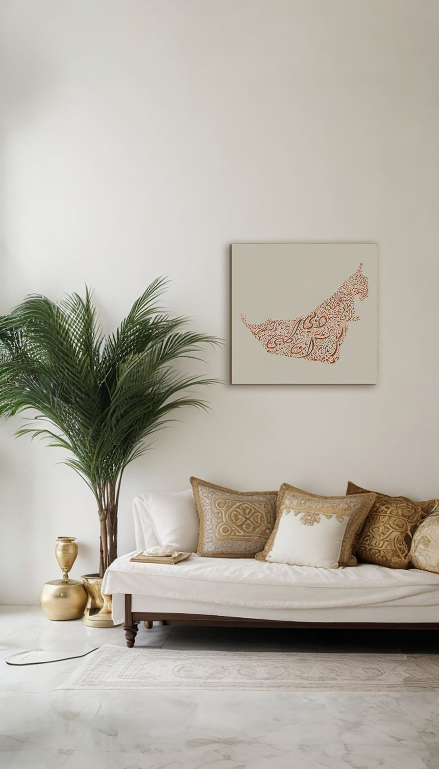 اللوحة الفنية لخريطة الإمارات معروضة على جدار غرفة معيشة عصرية