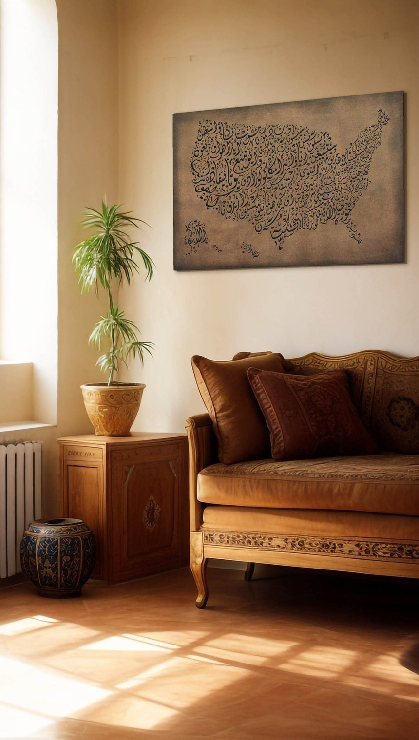 اللوحة الفنية لخريطة أمريكا معروضة على جدار غرفة معيشة عصرية.